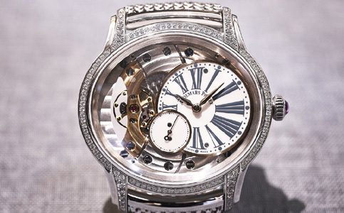 愛彼手表售后(調整愛彼手表表帶的步驟)